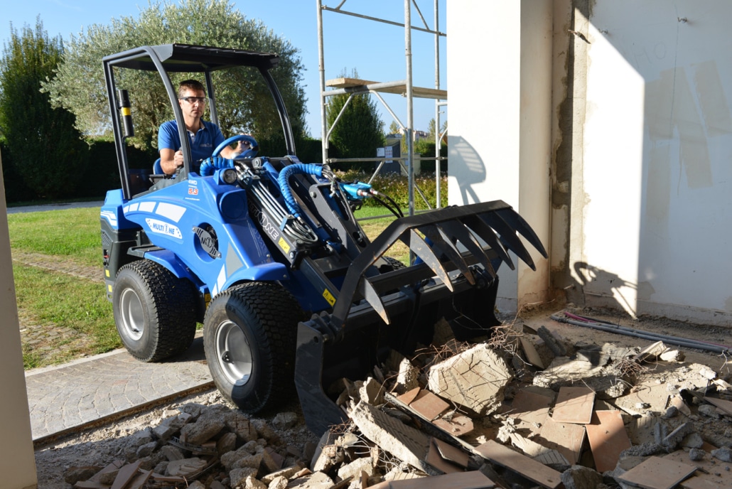 grapple bucket grabbing debris