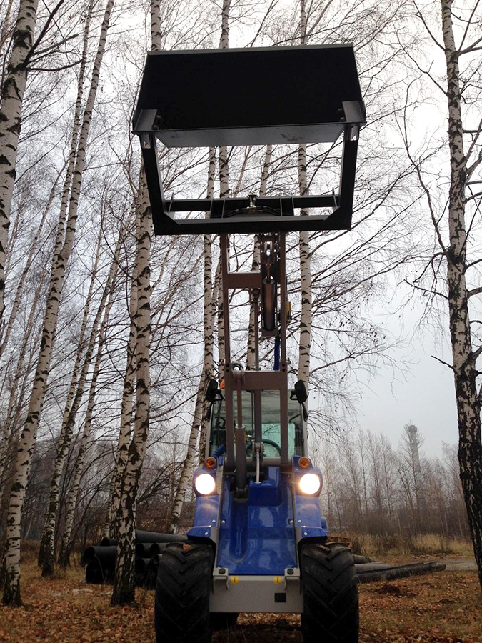 high tip bucket with lifted boom seen from the front